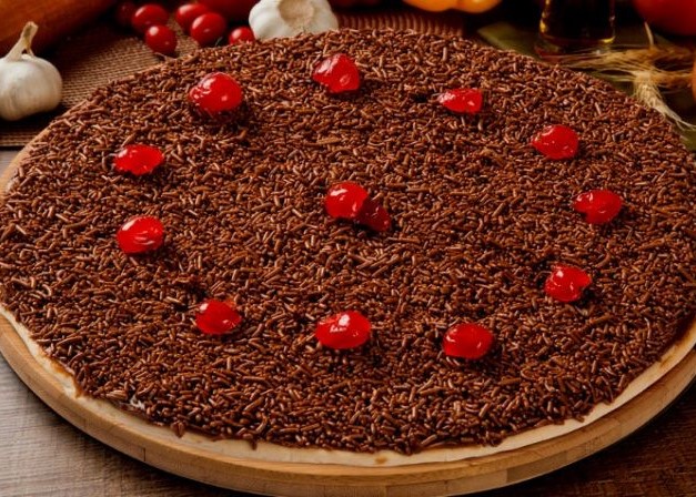 Foto de uma pizza de chocolate com cereja