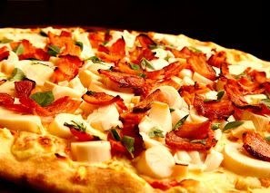 Foto de uma pizza de palmito com bacon